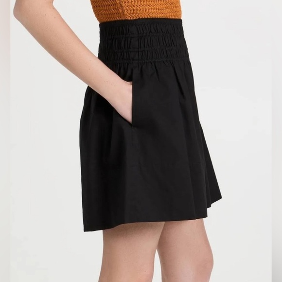 Vince Women’s Smocked Black Pull On Shorts - Picture 2 of 6